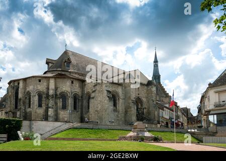 Saint-Pourcain sur Sioule, Blick auf die Kirche Sainte Croix, Departement Allier, Auvergne-Rhone-Alpes, Frankreich Stockfoto