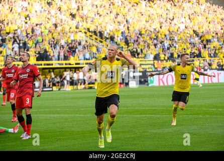 Jubilation goalschuetze Erling HAALAND (DO) nach seinem Tor zu 3: 1, r. Marco REUS (DO), l. Stefan ILSANKER (F) enttäuschte Fußball 1. Bundesliga, 1. Spieltag, Borussia Dortmund (DO) - Eintracht Frankfurt (F) 5: 2, am 14. August 2021 in Dortmund. #die DFL-Vorschriften verbieten die Verwendung von Fotos als Bildsequenzen und/oder quasi-Video # Â Stockfoto