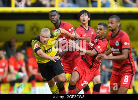 Erling HAALAND (DO) in einem Duell gegen vier Frankfurter Spieler, Action, Duelle, von links nach rechts Erling HAALAND (DO), Evan NDICKA (F), Daichi KAMADA (F), Aymen BARKOK (F), Djibril SOW (F), Fußball 1. Bundesliga, 1. Spieltag, Borussia Dortmund (DO) - Eintracht Frankfurt (F) 5: 2, am 14. August 2021 in Dortmund. #die DFL-Vorschriften verbieten die Verwendung von Fotos als Bildsequenzen und/oder quasi-Video # Â Stockfoto