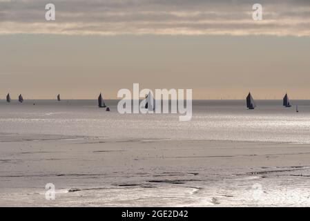 Start des Thames Sailing Barge Match Race 2021 in Lower Hope Reach of River Thames. Historische, historische Thames Sail Schiffe fahren in Richtung Horizont Stockfoto