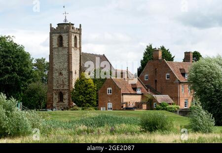 Blick auf die Holy Trinity Church, Long Itchington, Warwickshire, England, Großbritannien Stockfoto