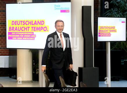 Berlin, Deutschland. August 2021. Christian Lindner, Bundesvorsitzender der FDP, geht zur Präsidiumssitzung seiner Partei im Hans-Dietrich-Genscher-Haus. Quelle: Wolfgang Kumm/dpa/Alamy Live News Stockfoto