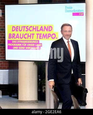 Berlin, Deutschland. August 2021. Christian Lindner, Bundesvorsitzender der FDP, geht zur Präsidiumssitzung seiner Partei im Hans-Dietrich-Genscher-Haus. Quelle: Wolfgang Kumm/dpa/Alamy Live News Stockfoto