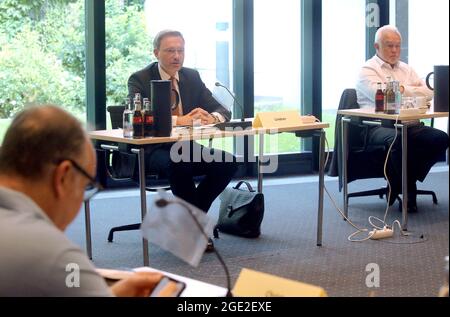 Berlin, Deutschland. August 2021. Christian Lindner (Mitte), Bundesvorsitzender der FDP, eröffnet im Hans-Dietrich-Genscher-Haus seine Parteipräsidium-Sitzung. Wolfgang Kubicki, stellvertretender Vorsitzender der FDP, sitzt auf der rechten Seite. Quelle: Wolfgang Kumm/dpa/Alamy Live News Stockfoto