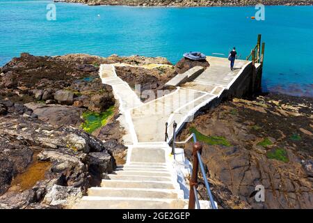 Herm, Kanalinseln, Großbritannien - 2. Juli 2016: Landesteg Rosaire oder Rosiere an einem sonnigen Sommertag eine Treppe für die Fähre von Guernsey bei Ebbe. Stockfoto