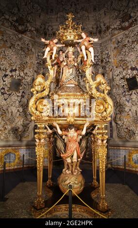 Santa María de la Victoria Basilica.Malaga Spanien.ursprünglich eine Kapelle.die Kirche wurde im frühen 16. Jahrhundert erbaut. Es wurde wegen seines schlechten Zustandes abgerissen und 1700 wieder aufgebaut. Der Turmschrein, ein Schlüsselstück des spanischen Barocks, war einer der ersten, der im Land ähnlich wie der in Guadalupe gebaut wurde. Stockfoto