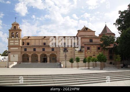 Santa María de la Victoria Basilica.Malaga Spanien.ursprünglich eine Kapelle.die Kirche wurde im frühen 16. Jahrhundert erbaut.abgerissen wegen seines schlechten Zustandes, im Jahr 1700 wieder aufgebaut. Der Turmschrein, ein Schlüsselstück des spanischen Barocks, war einer der ersten, der im Land ähnlich wie der in Guadalupe gebaut wurde. Stockfoto