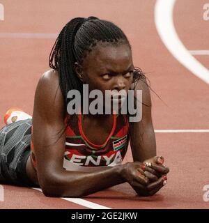 Tokio, Kanto, Japan. Juli 2021. Mary More (KEN) legt sich auf die Strecke, nachdem sie am Samstag, dem 31. Juli 2021, im Olympiastadion in Tokio beim 800-m-Halbfinale der Frauen während der Olympischen Spiele 2020 in Tokio teilgenommen hatte. (Bild: © Paul Kitagaki Jr./ZUMA Press Wire) Stockfoto