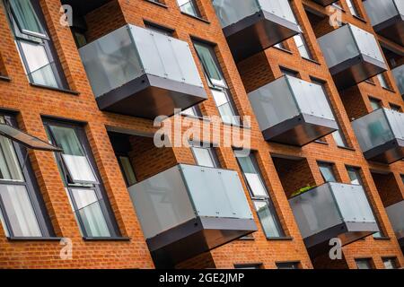 Fassade eines modernen Apartmentblocks mit Balkonen um Hackney in London Stockfoto