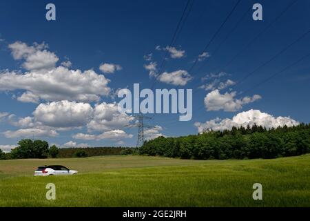 Volvo XC40 aufladen, Stromtrasse Stockfoto