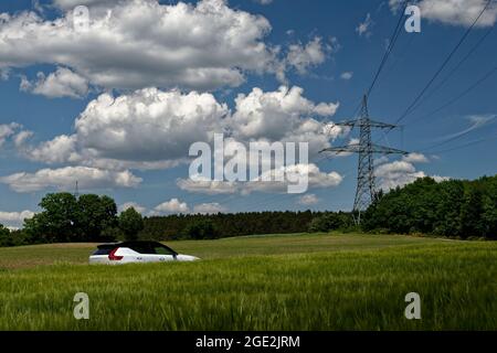 Volvo XC40 aufladen, Stromtrasse Stockfoto