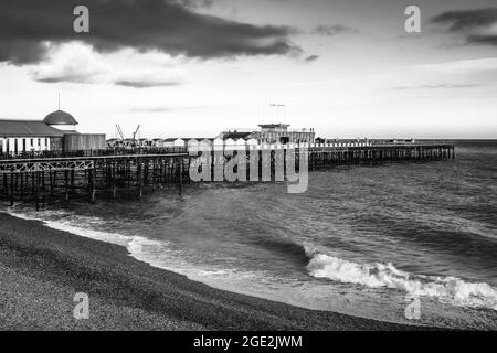 Hastings Pier, East Sussex, England, in Schwarz-Weiß-Tönen Stockfoto