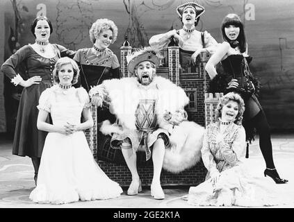 Frank Finlay (Henry) mit (im Uhrzeigersinn von vorne links) Colette Gleeson (Catherine Howard), Sally Mates (Catherine Parr), Elizabeth Counsell (Catherine of Aragon), Anna Quayle (Anne of Cleves), Dilys Watling (Anne Boleyn), Maureen Scott (Jane Seymour) in KÖNIGEN UND CLOWNS am Phoenix Theatre, London WC2 01/03/1978 A Birmingham Repertory Theatre Production Music & Lyrics: Leslie Bricusse Bühnenbild: John Napier Kostüme: John Napier & Ann Curtis Beleuchtung: Richard Pilbrow & Graham großer Choreograph: Gillian Gregory Regie: Mel Shapiro Stockfoto