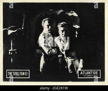 JEAN ANGELO und GEORGES MELCHIOR in L'ATLANTIDE aka ATLANTIS 1921 Regie JACQUES FEYDER Roman Pierre Benoit Adaption Jacques Feyder Produktionsdesign Manuel Orazi Kostümdesign Albertine Bernouard Produzent Louis Aubert International et Commercial der la Cinematographie / Societe Generale pour le Developpement / Thalman et Cie / The Stoll Film Co. (In Großbritannien) Stockfoto