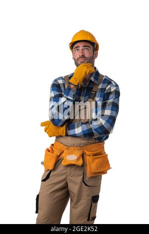 Arbeiter in Harthut und Werkzeuggürtel denken isoliert auf weißem Hintergrund Stockfoto