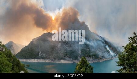 Waldfeuer am Piva-See im Nationalpark von Montenegro Stockfoto