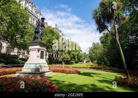 Statue von William Tyndale in Whitehall Gardens am Victoria Embankment in London, England Stockfoto