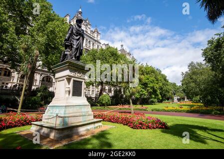 Statue von William Tyndale in Whitehall Gardens am Victoria Embankment in London, England Stockfoto