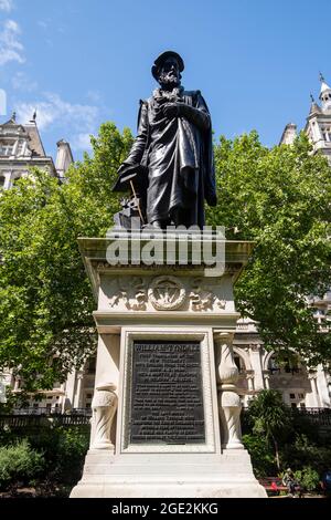 Statue von William Tyndale in Whitehall Gardens am Victoria Embankment in London, England Stockfoto