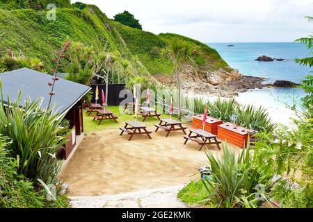 Herm, Channel Islands, Großbritannien - 30. Juni 2016: Das Café am wunderschönen Strand von Belvoir Bay an einem ruhigen Sommernachmittag, niemand in der Nähe. Stockfoto