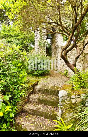 Herm, Kanalinseln, Großbritannien - 30. Juni 2016: Glockenturm der kleinen Kirche oder Kapelle im Herrendorf an einem ruhigen Sommertag. Stockfoto