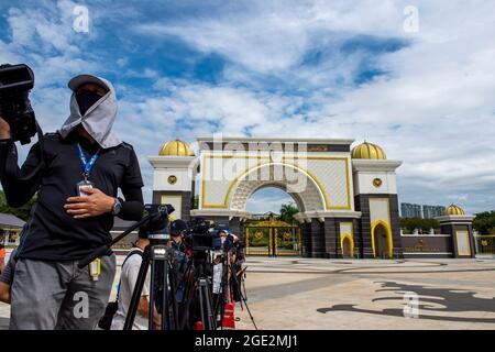 Kuala Lumpur, Malaysia. August 2021. Reporter arbeiten am 16. August 2021 vor dem Nationalpalast in Kuala Lumpur, Malaysia. Der malaysische König Sultan Abdullah Sultan Ahmad Shah hat den Rücktritt des Premierministers Muhyiddin Yassin und seines Kabinetts akzeptiert, teilte der Nationalpalast am Montag mit. Quelle: Chong Voon Chung/Xinhua/Alamy Live News Stockfoto