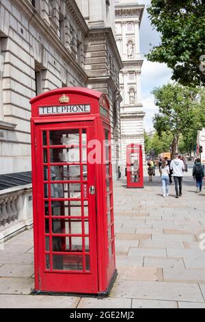 Ikonische rote Telefonzellen auf Whitehall in London, England Stockfoto