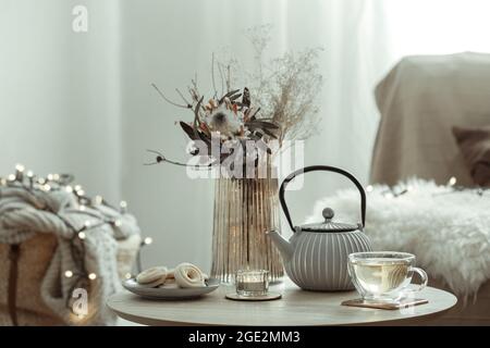 Gemütliches Zuhause Komposition mit Tee in einem skandinavischen Stil zu Hause Interieur. Stockfoto