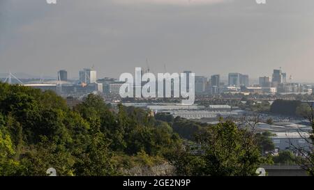 Die wachsende Skyline des Stadtzentrums von Cardiff, einschließlich des Fürstentum Stadions (links), Wales, Großbritannien, August 2021. Stockfoto