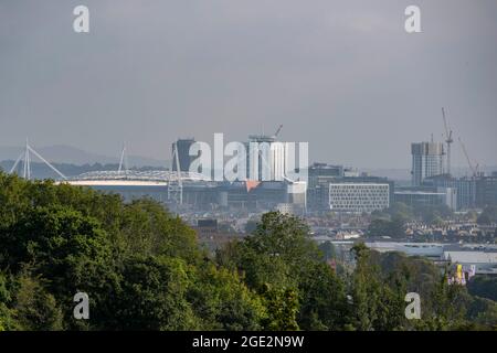 Die wachsende Skyline des Stadtzentrums von Cardiff, einschließlich des Fürstentum Stadions (links), Wales, Großbritannien, August 2021. Stockfoto