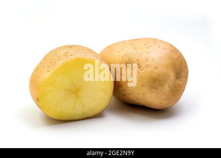 Kartoffel - ganz und in Scheiben geschnitten Kartoffel isoliert auf weißem Hintergrund mit Schneideweg Stockfoto