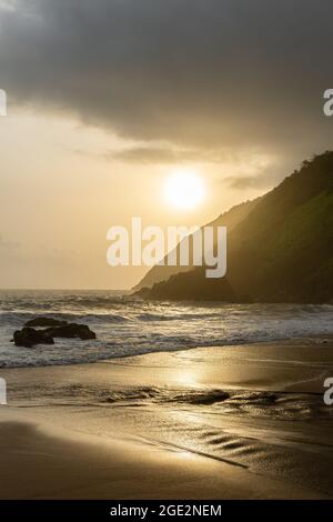 Wunderschöner und abgeschiedener Kakolem Beach während des Sonnenuntergangs in der Monsunsaison in Canacona, Goa, Indien Stockfoto