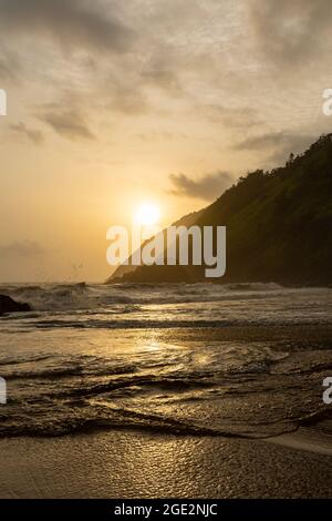 Wunderschöner und abgeschiedener Kakolem Beach während des Sonnenuntergangs in der Monsunsaison in Canacona, Goa, Indien Stockfoto