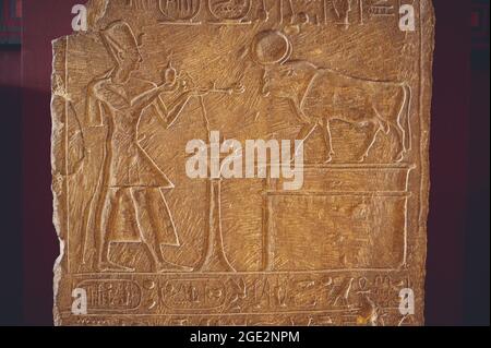 KAIRO, ÄGYPTEN - 06. Jun 2021: Eine alte Steinplatte im Ägyptischen Museum in Kairo mit einem pharao, der API ein Angebot macht Stockfoto