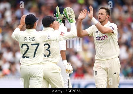 Der englische Ollie Robinson (rechts) feiert das Dickicht des indischen Ishant Sharma über LBW mit den Teamkollegen Rory Burns (links) und Mark Wood am fünften Tag des zweiten Cinch-Testmatches in Lord's, London. Bilddatum: Montag, 16. August 2021. Stockfoto