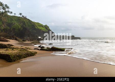 Wunderschöner und abgeschiedener Kakolem Beach während des Sonnenuntergangs in der Monsunsaison in Canacona, Goa, Indien Stockfoto