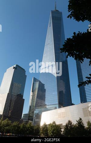 NEW YORK, USA - 08. Nov 2017: Eine vertikale Aufnahme der verschiedenen, sehenswertem Touristenattraktionen auf den Straßen von New York. Stockfoto