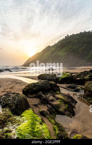 Wunderschöner und abgeschiedener Kakolem Beach während des Sonnenuntergangs in der Monsunsaison in Canacona, Goa, Indien Stockfoto