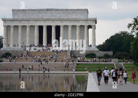 Peking, USA. Juli 2021. Besucher besuchen das Lincoln Memorial in der National Mall in Washington, DC, USA, 24. Juli 2021. Kredit: Ting Shen/Xinhua/Alamy Live Nachrichten Stockfoto