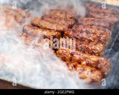 rumänische Küche Delikatesse Fleischbrötchen oder Mici Stockfoto