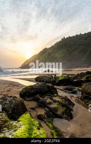 Wunderschöner und abgeschiedener Kakolem Beach während des Sonnenuntergangs in der Monsunsaison in Canacona, Goa, Indien Stockfoto