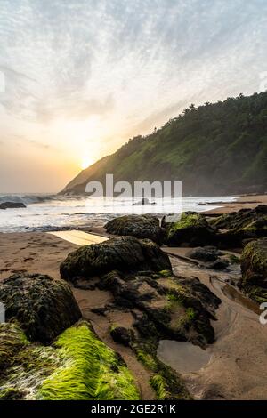 Wunderschöner und abgeschiedener Kakolem Beach während des Sonnenuntergangs in der Monsunsaison in Canacona, Goa, Indien Stockfoto