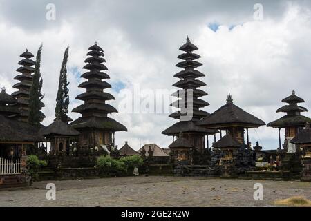 Meru Türme (pelinggih) des inneren Heiligtums des Ulun Danu Batur Tempels. Bali, Indonesien. Stockfoto