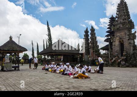 Anbetende Familie im inneren Heiligtum des Ulun Danu Batur Tempels. Bali, Indonesien. Stockfoto