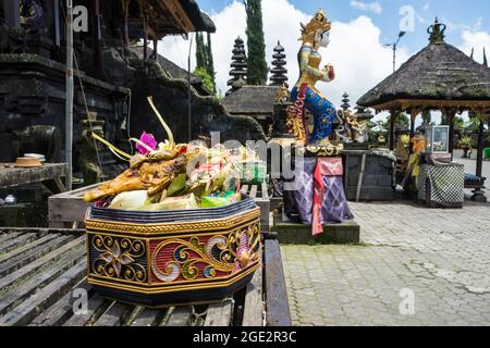 Ein Korb mit Opfergaben im Ulun Danu Batur Tempel. Bali, Indonesien. Stockfoto