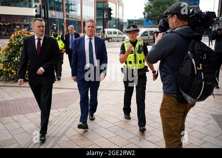 Der Gewerkschaftsführer Sir Keir Starmer und der Schatten-Innenminister Nick Thomas-Symonds (links) begleiten einen Polizisten bei einem Rundgang im Zentrum von Wolverhampton. Bilddatum: Montag, 16. August 2021. Stockfoto