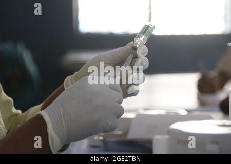 Ein Gesundheitsmitarbeiter füllt am 16. August 2021 bei SKV Anand Vihar in Neu-Delhi, Indien, eine Dosis des COVID-19-Impfstoffs auf. Laut einer Reuters-Bilanz überstiegen die Coronavirus-Fälle weltweit 200 Millionen, da die ansteckende Delta-Variante Gebiete mit niedrigen Impfraten bedroht und Gesundheitssysteme belastet. Foto von Akash Anshuman/ABACAPRESS.COM Stockfoto