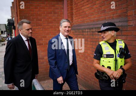 Der Gewerkschaftsführer Sir Keir Starmer und der Schatten-Innenminister Nick Thomas-Symonds (links) begleiten einen Polizisten bei einem Rundgang im Zentrum von Wolverhampton. Bilddatum: Montag, 16. August 2021. Stockfoto