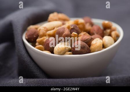 Mischung aus Nüssen Walnüssen, Haselnüssen, Cashewkernen Stockfoto
