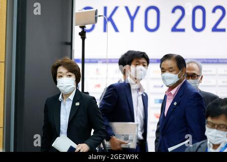 Tokio, Japan. August 2021. (L) Seiko Hashimoto, Präsident von Tokio 2020, nimmt an einem Vierertreffen auf Harumi Island Triton Square Tower Y in Tokio Teil. Präsident Hashimoto und Minister Tamayo Marukawa sprachen per Telekonferenz mit Andrew Parsons, dem Präsidenten des Internationalen Paralympischen Komitees (IPC), und dem Gouverneur von Tokio, Yuriko Koike. (Bild: © Rodrigo Reyes Marin/ZUMA Press Wire) Stockfoto